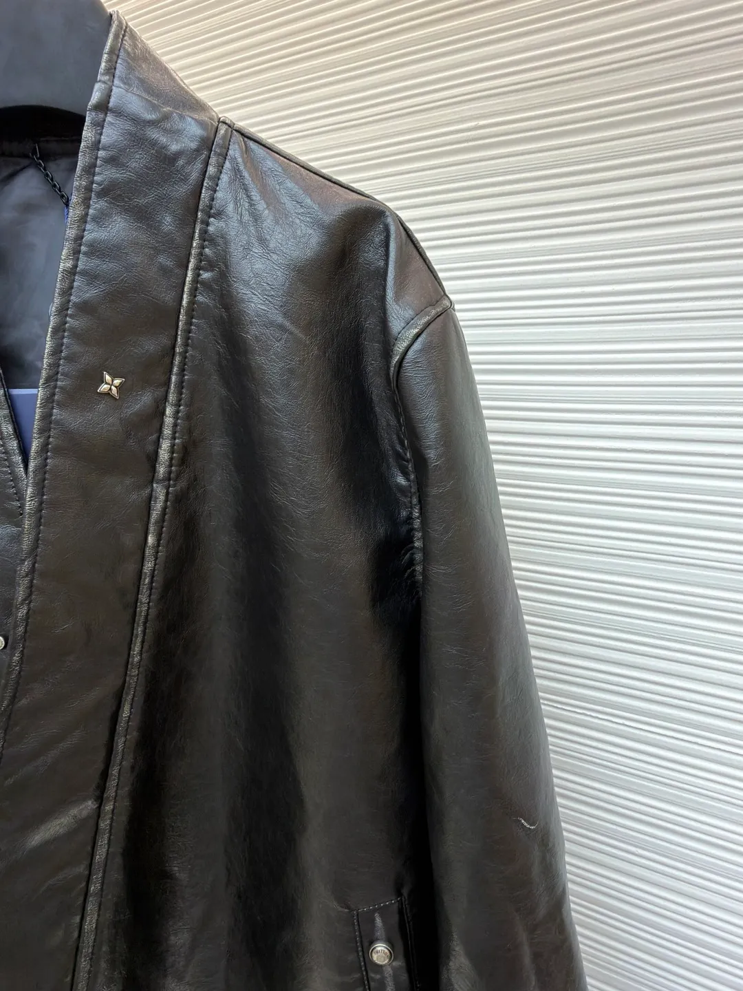 LOUIS VUITTON Four-corner v-neck zipper leather jacket ●Original version: Purchased and developed by 52954 ●Item number: 1681308-C95 ●Fabric: leather fabric ●Technology: made on positioning cutting machine ●Color: black ●Version: fitted version ●Weight: about 1105 grams ●Size: 46-48-50-52 ●Description: Exclusive high-end version! The v-neck cut is really nice. The zipper is a custom-made puller. The texture is immediately visible. The loose fit is super slimming on the upper body and is very tolerant to the body shape. In this season, this jacket is a versatile item that needs no introduction. It is cool and sassy. It is a must-have for fashionable streetwear! The upper body is very handsome. The custom-made soft leather fabric and the craftsmanship details are perfect. It is really easy to wear ~ Highly recommended! The overall wiring is straight and delicate, the fabric is comfortable and soft, and the color is consistent without color difference. It can be matched with the same style to create a fashionable look and control various occasions. Customized accessories, complete with three standards, same style for men and women!
